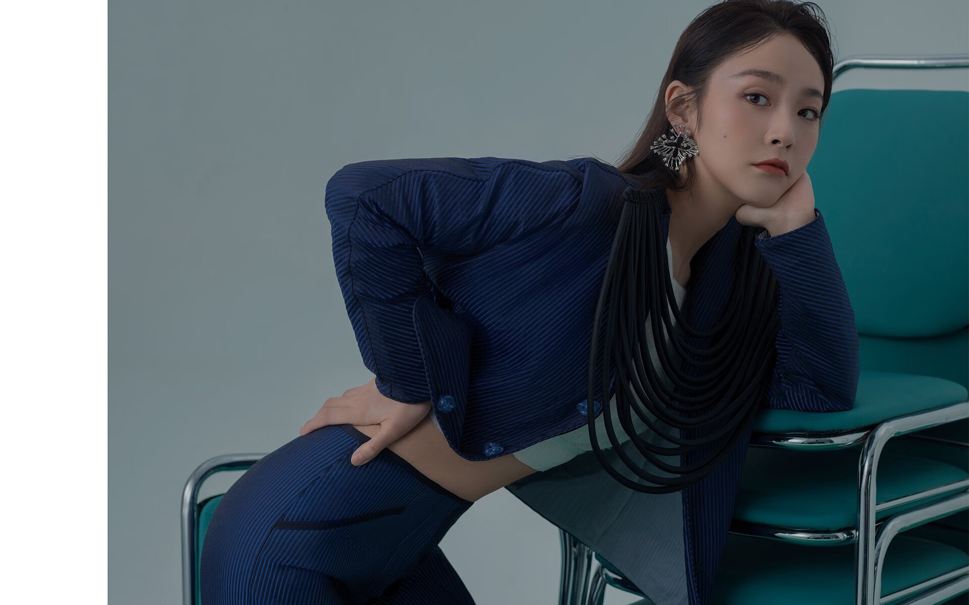 球场内外:运动员的生活与训练故事,运动员在球场训练形容词